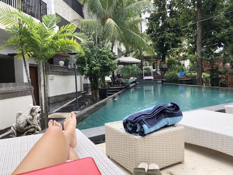 プールの奥側から見られる景色もとても穏やかです。日焼けするのにも最適です