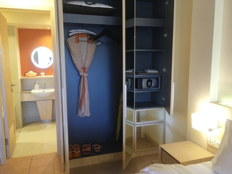 窓側からクルーゼっとの方を見た様子。