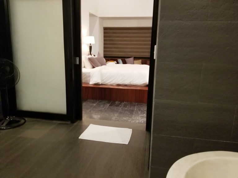 バスタブからベッドルームを見た写真です。