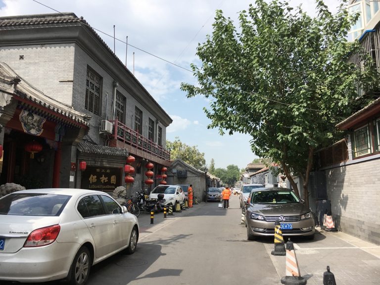 ホテル前の通り1