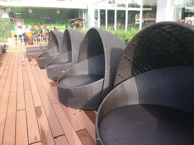 プールにある椅子