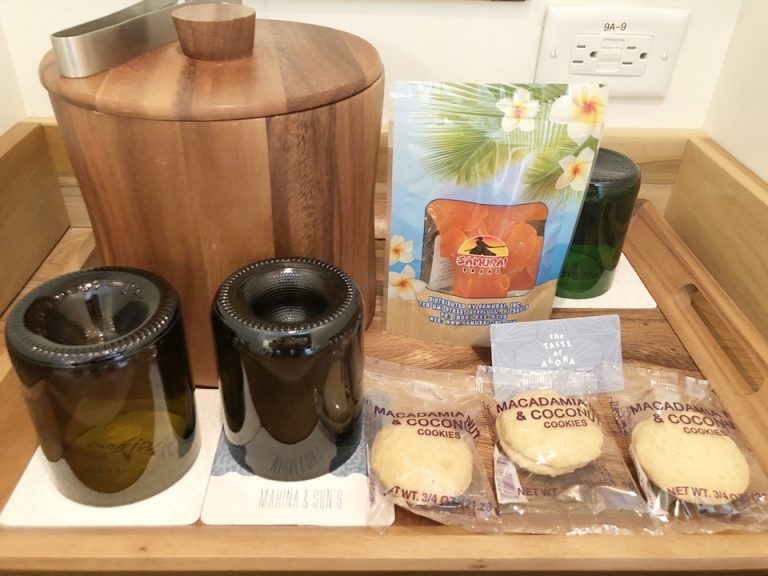 ミニバー【寄り】アイスボックス、コップ4つ、クッキー、ドライマンゴーが置いてありました。