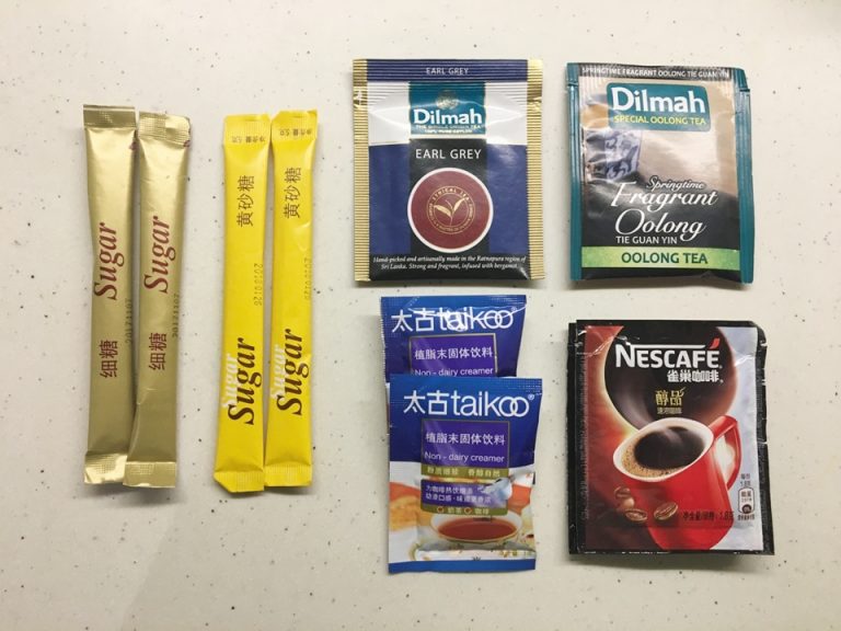 無料のインスタントコーヒー、クリーマー、アールグレイと烏龍茶のティーバッグ、砂糖