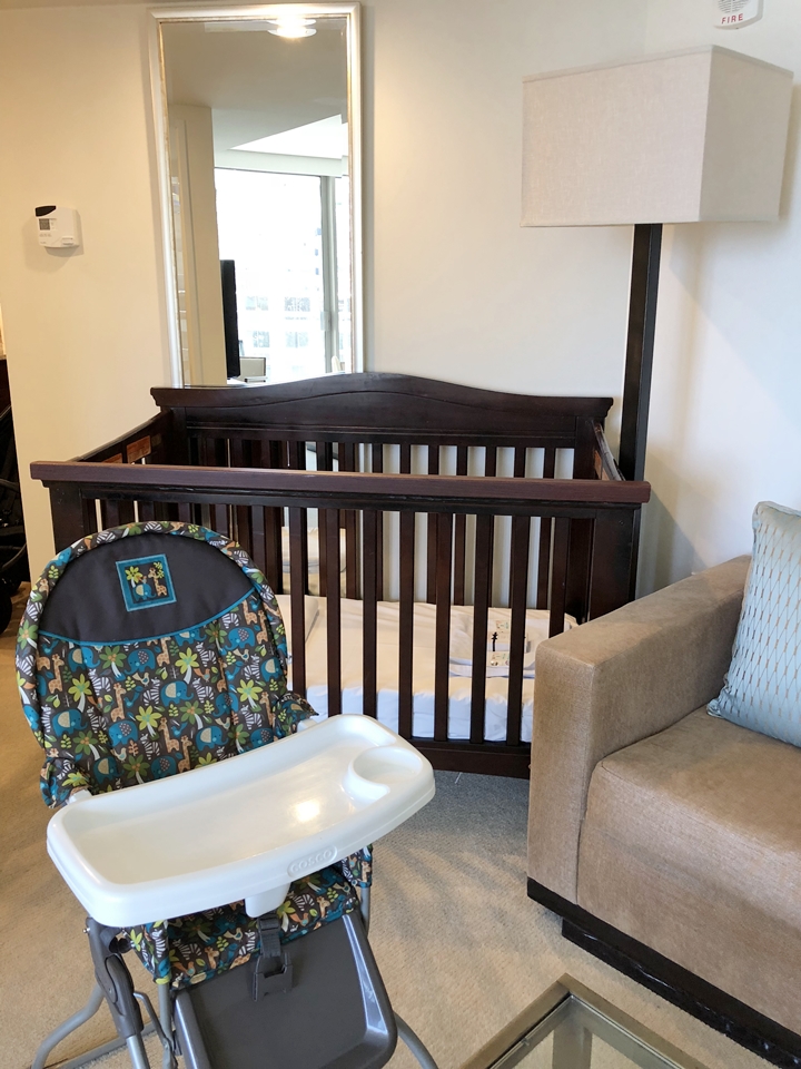 子供用のベビーベッドとハイチェアも事前に予約すると用意してくれます