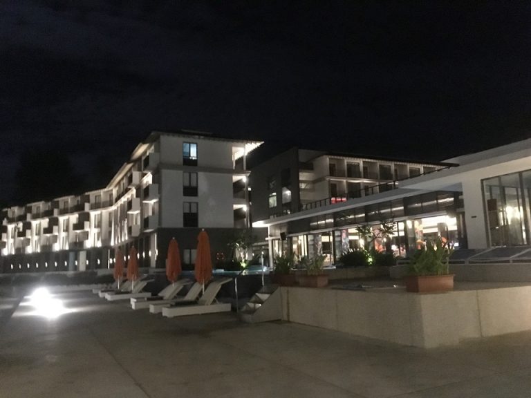 アンサナから歩いていくと、cassiaホテルがこのように見えます。