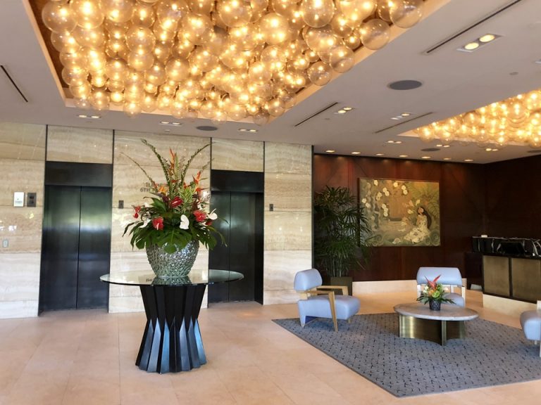 一階玄関。ハイビスカスの花が南国感を高めてくれます。