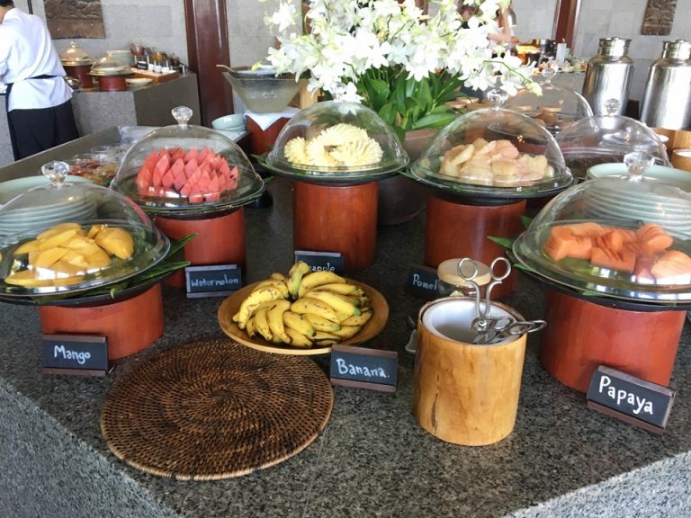 フルーツ。マンゴー、スイカ、パイナップル、グレープフルーツ、パパイヤ、バナナ