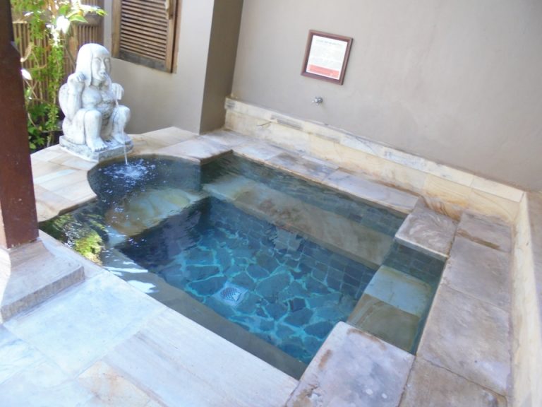 温かい温泉が溜めてあり、お肌がしっとりすべすべになります