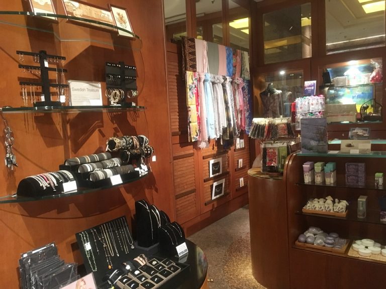 ロビー階ショップ。アクセサリーなど