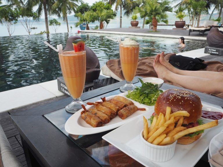 プールサイドで料理も頼めます。海老の揚げ春巻きは絶品でした!もう一度食べたい。。。