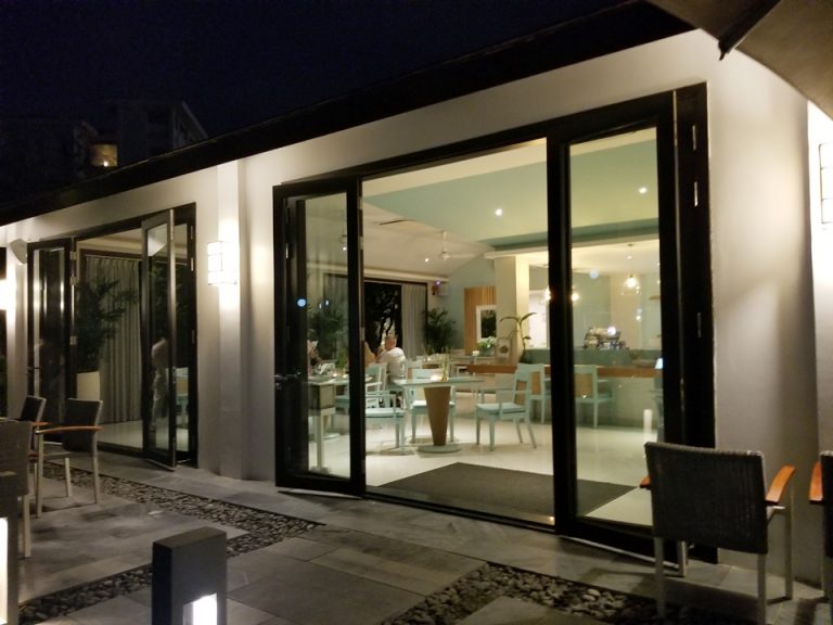 プールサイドにもう一つレストランがあります。