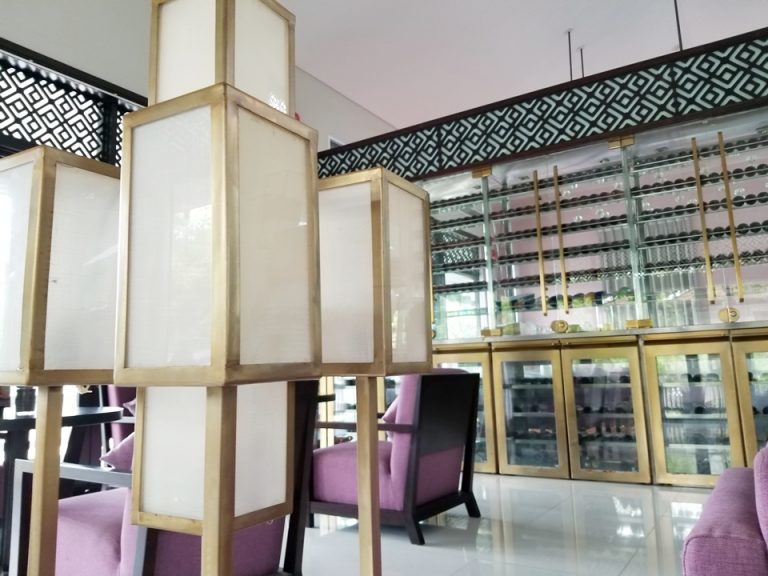 ゴールドとピンクが基調。奥にはワインが並んでいます。