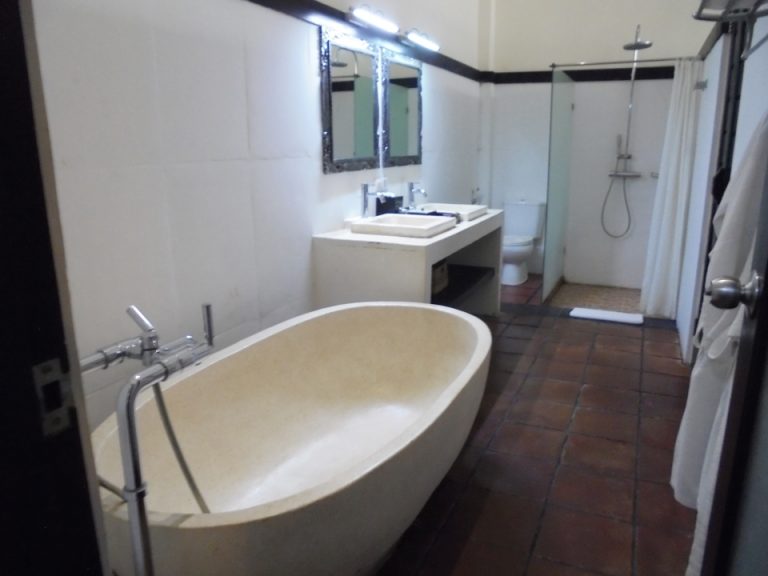 バスルーム全体の様子。バスタブとシャワーが離れているのでスリッパ必須です