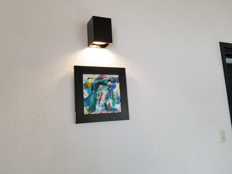 こちらの壁はまた違う絵です。