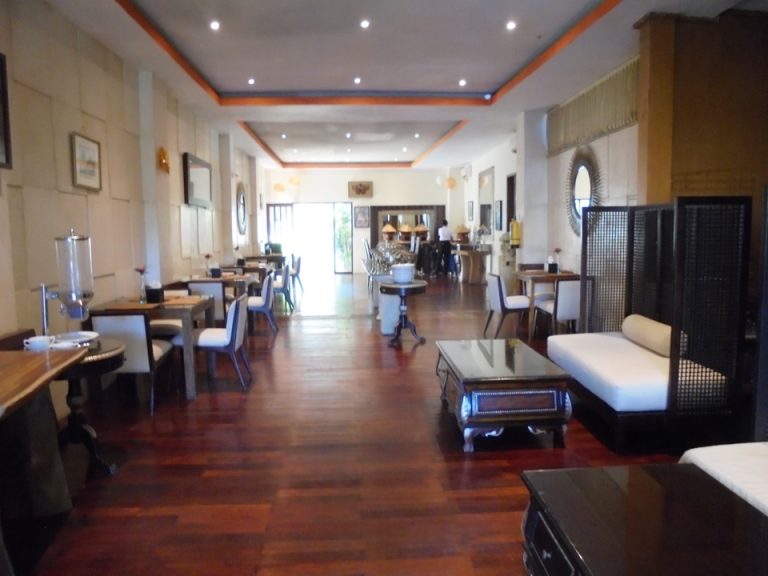 朝食会場。広々としています