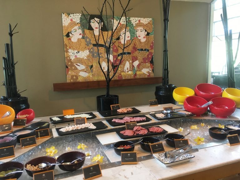 野菜、ハムチーズコーナー。壁の絵のデザインが素敵でした。