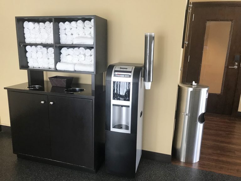 フィットネスルーム お水 タオル