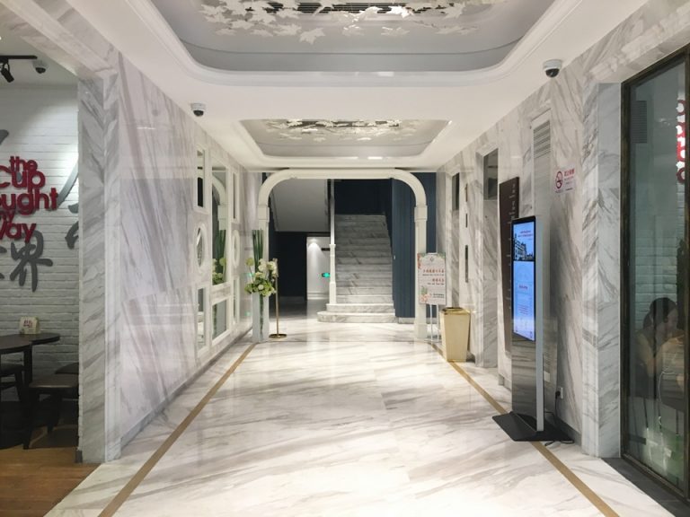 1階エレベーターホール。こちらにもプラタナスの葉のモチーフが