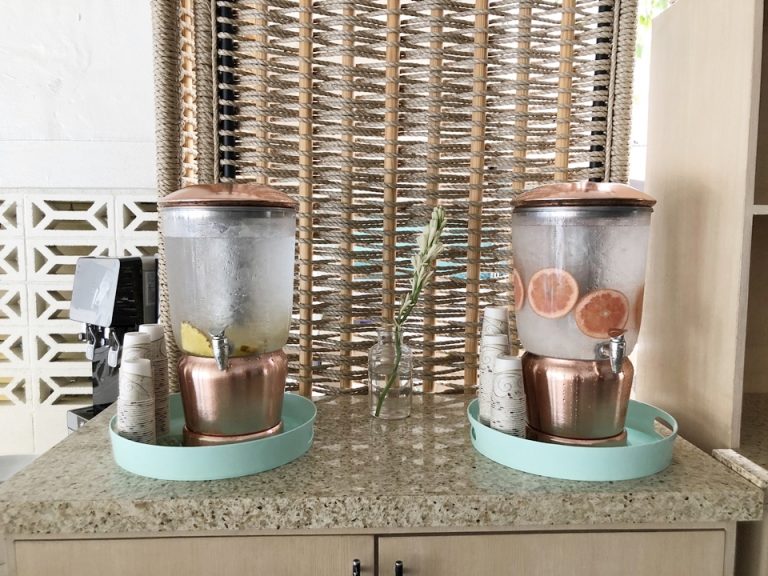 フロント階にあるフォーターサーバー。毎日違うフルーツが入っていて美味しかったです。