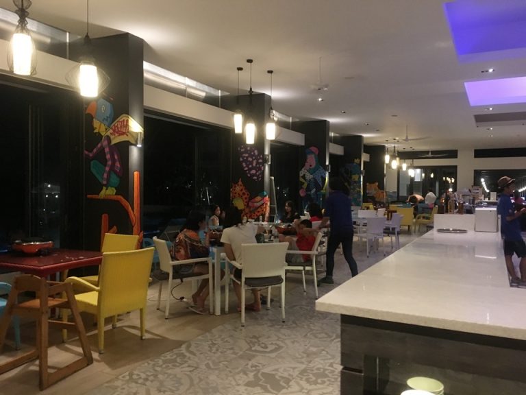 Cassiaホテル内レストランは、壁のアートや、テーブル椅子の色合いが可愛らしかったです。