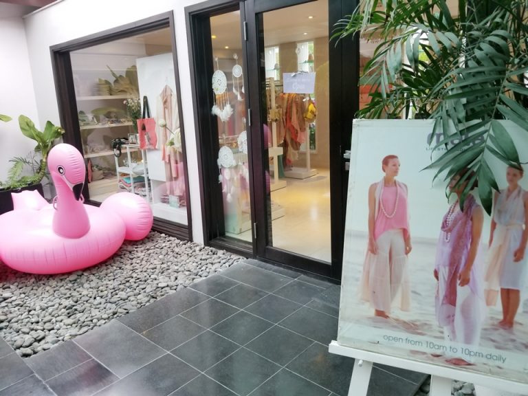 ショップの入り口。フラミンゴはオブジェとのことでした。