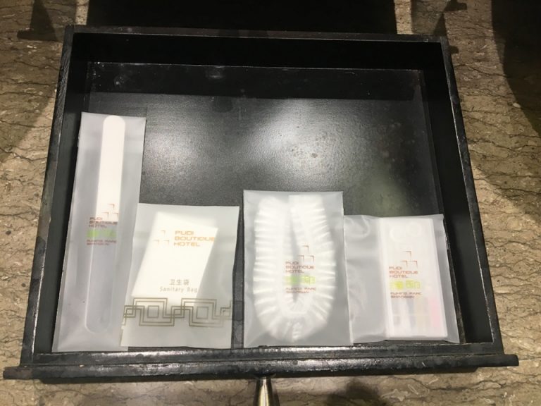 爪やすり、サニタリーバッグ、シャワーキャップ、裁縫セット