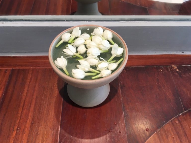 洗面台に飾られた花。良い香りです