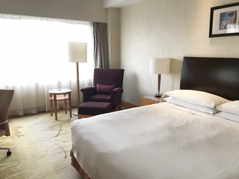 入口からみる、スタンダードなダブルルームですね、悪くないです