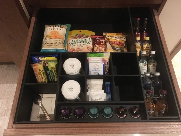 引き出し上段のティーセットなど