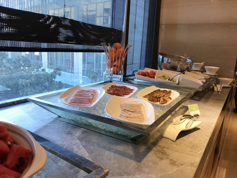 朝食バフェ、ハム等