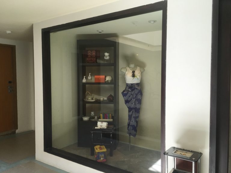 ANGSANA Gallaryの入り口横のディスプレイ