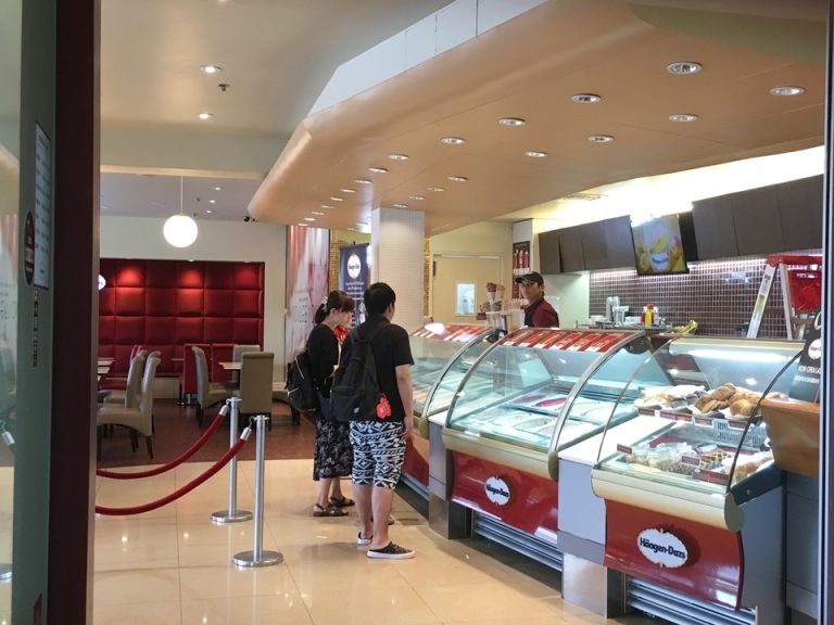 ホテル一階のハーゲンダッツカフェ