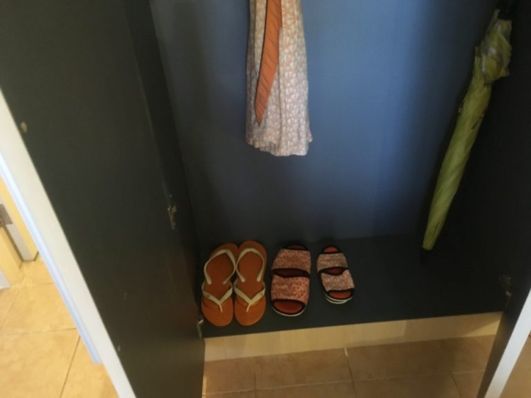 スリッパとビーチサンダル。なぜかスリッパが子供用の用意でした。