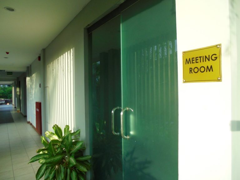 2階にミーティングルームがあります。事前に予約が必要です