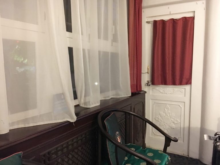 客室から中庭へのドア