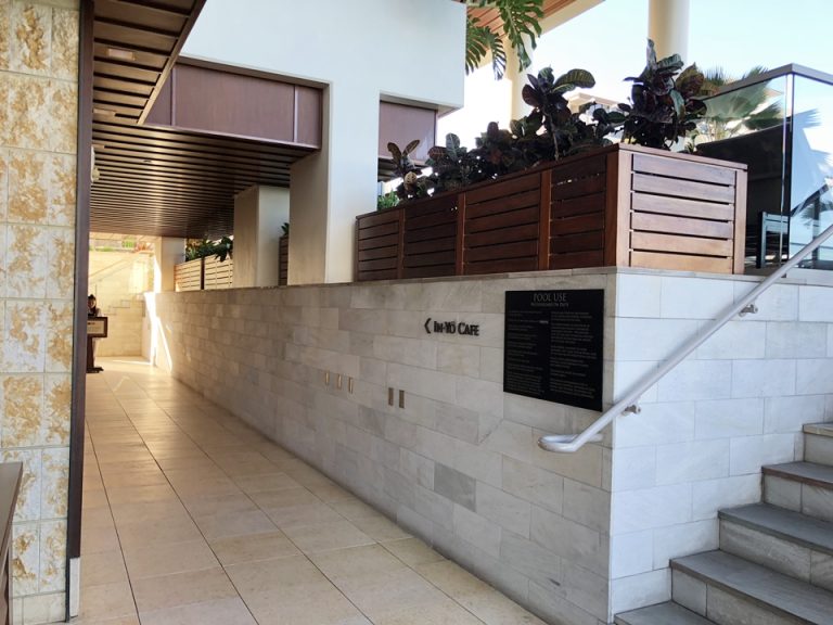 In-Yo CAFEはプール横にあります。