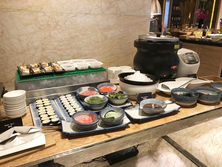 不思議な和食スペース、味噌汁はかなりハイレベルでした