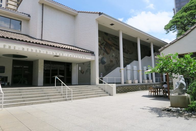 ホノルル美術館、The busやトロリーバスでのアクセスが可能です