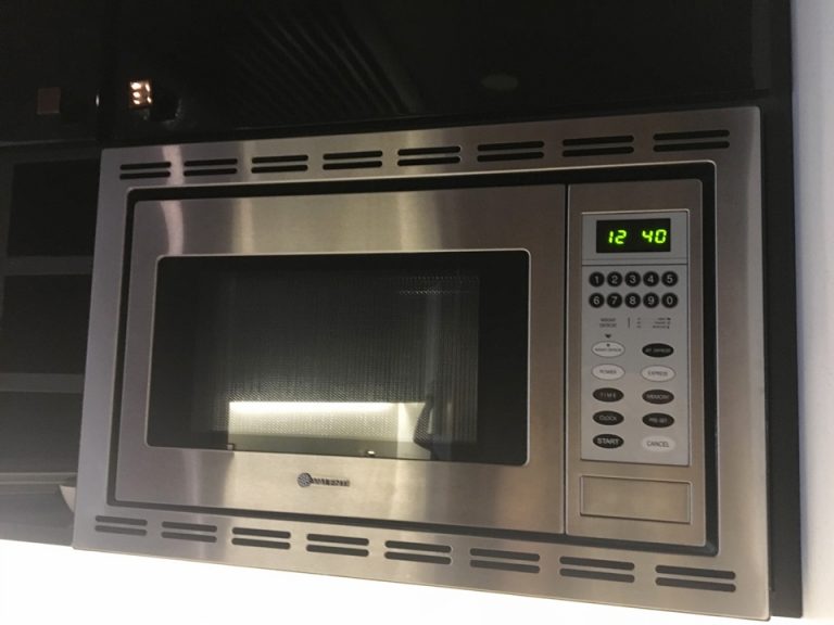 ミニキッチン上の棚に設置されている電子レンジ