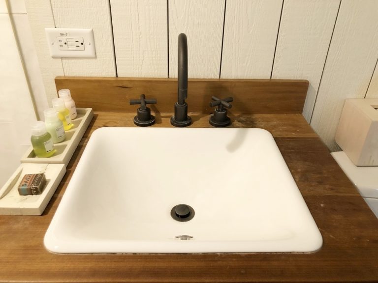 洗面台 右側のお水の蛇口のひねる向きが通常と逆でした。