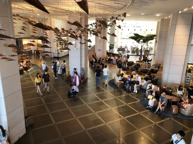 ロビー全体 お昼前後はチェクイン、チェクアウト、ツアーバスを待つ人などで混んでいますが、カウチやイスがたくさんあるのでゆったり出来ます。やはり日本人が多いです。