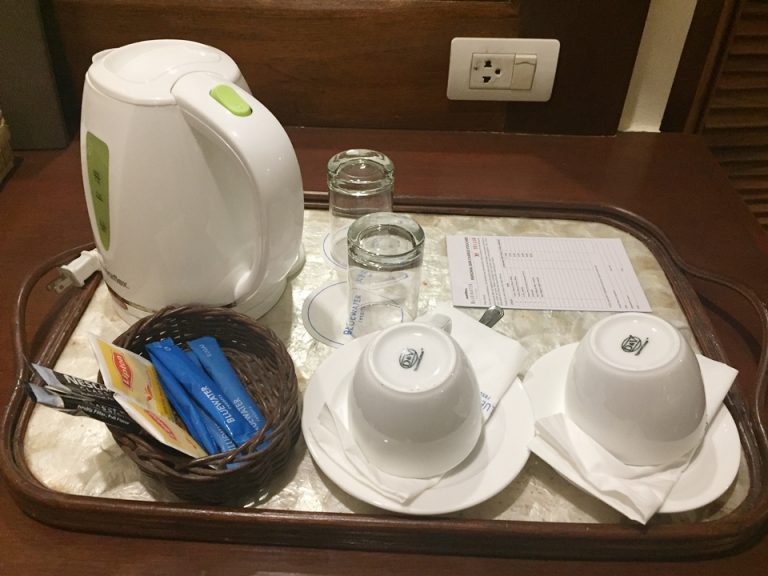 ティーセット(テレビ台下より取り出し撮影)