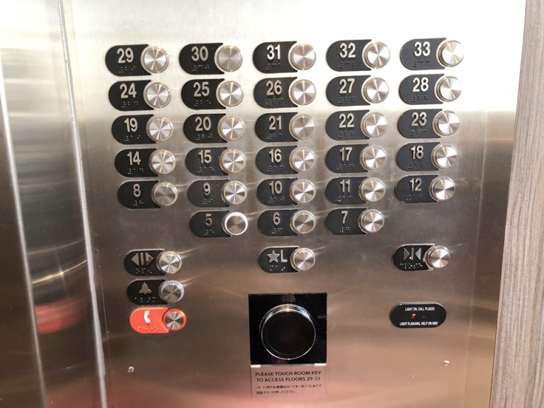 エレベーターボタン 29階以上に行く人はカードキーをパッドに当ててボタンを押します。