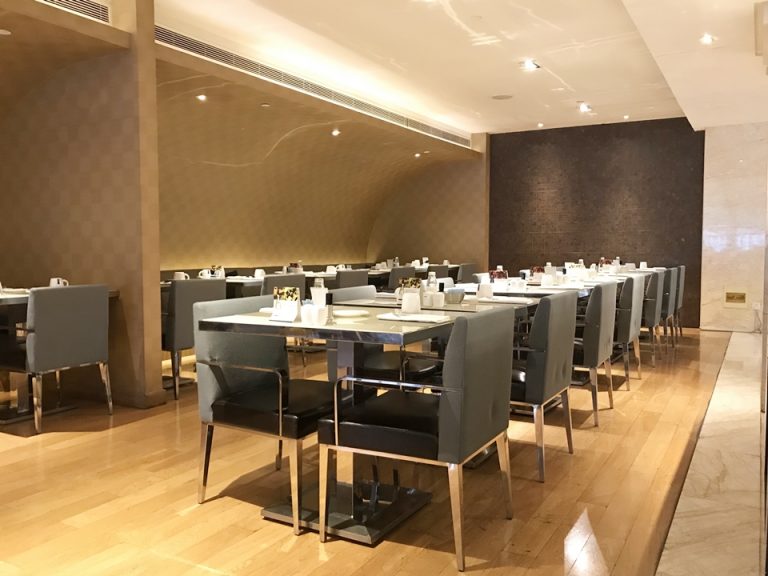 朝食バフェ会場のテーブル席