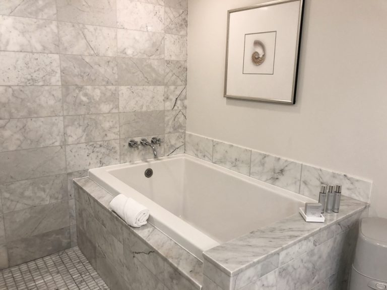 バスタブ。絵画も飾られていて高級感あるバスルームでした。