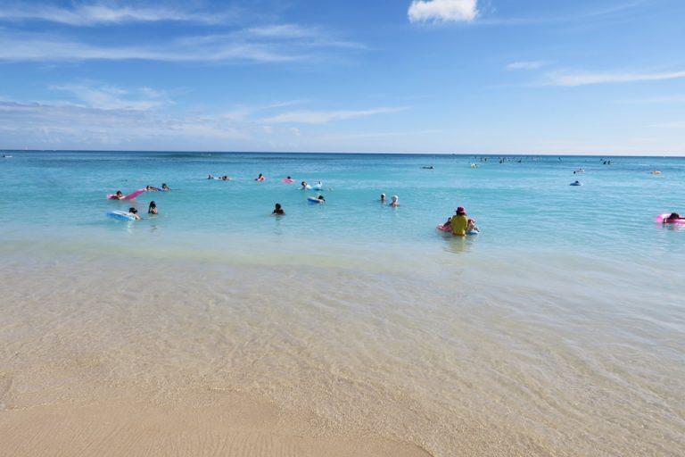 天気の良い日はワイキキビーチの透明度も高いです