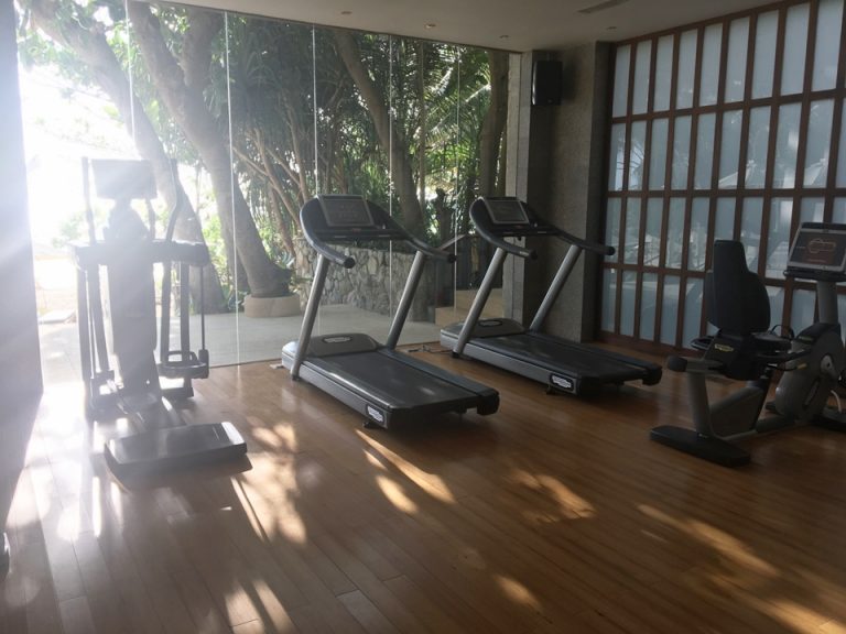 ジム。午後は西日がきついです