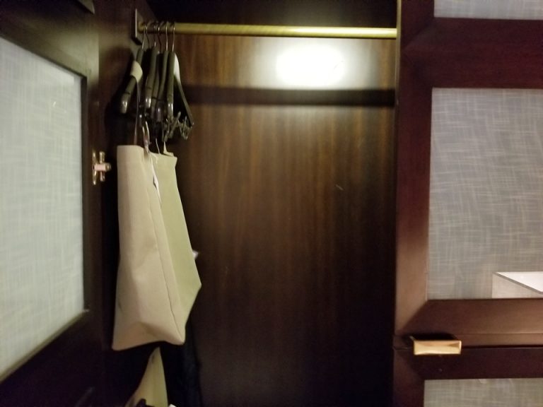 クローゼットの中です。鞄と傘が置いてありました。