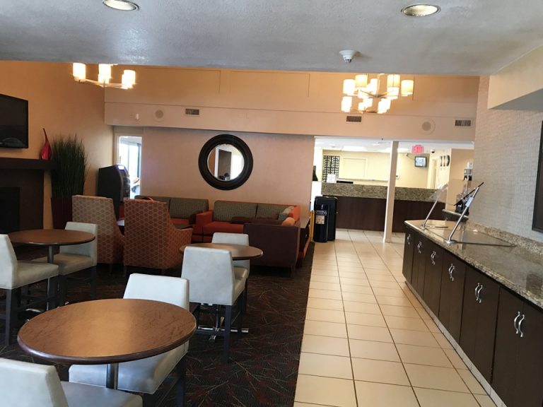 朝食会場にもなるロビー