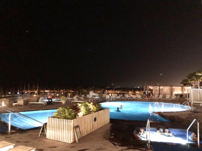 夜のプール全体